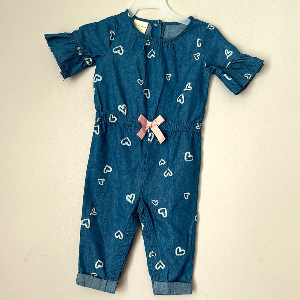 💚5 First impressions, denim jumper, ruffled short sleeve, white hearts 6-9 mos